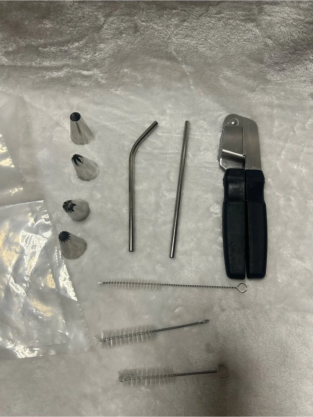 Garlic Press disposable piping bags 4 tips 3 cleaning brushes 2 metal straws
